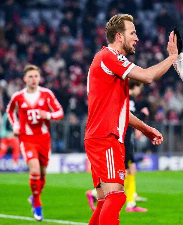 Harry Kane und Luis Diaz klatschen ab.