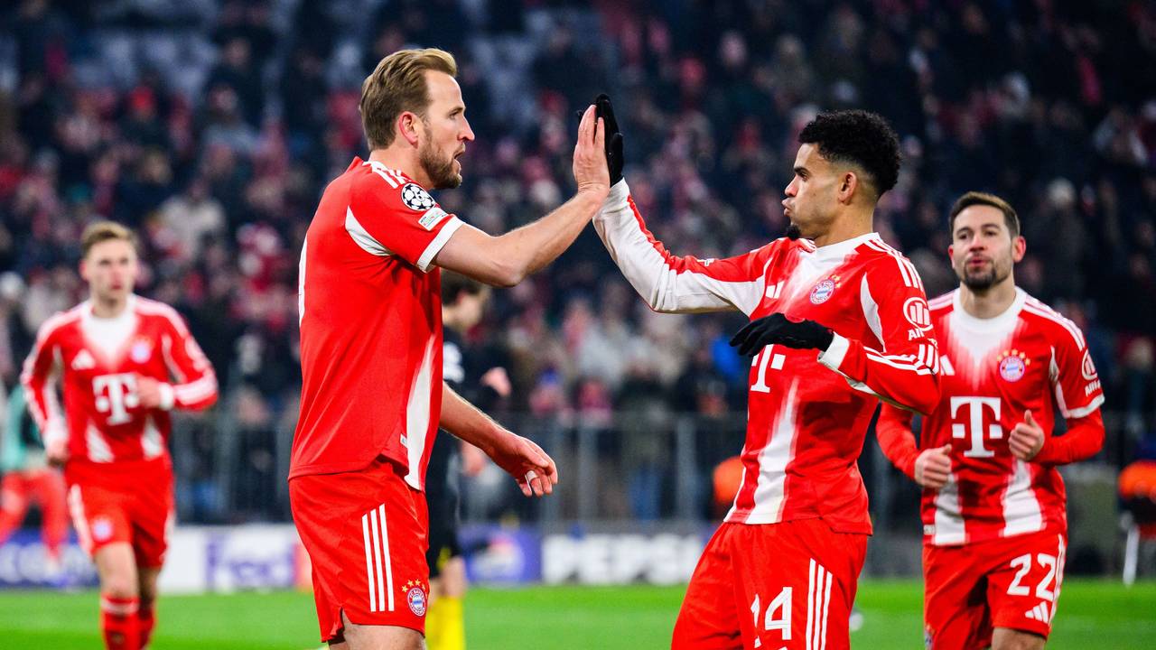 Harry Kane und Luis Diaz klatschen ab.