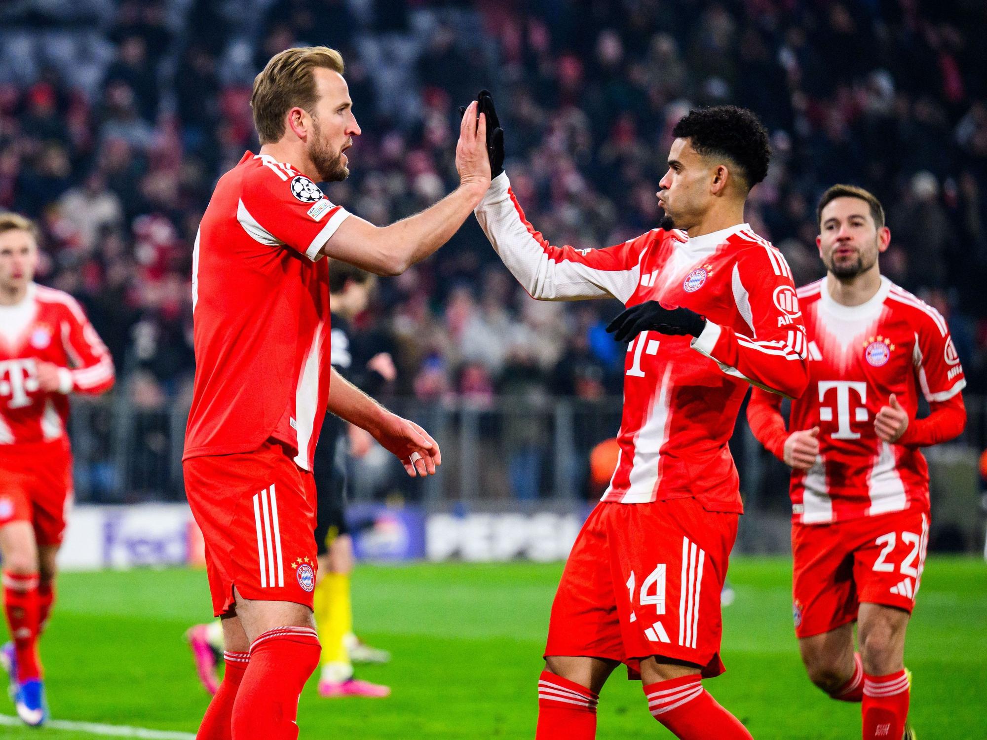 Harry Kane und Luis Diaz klatschen ab.