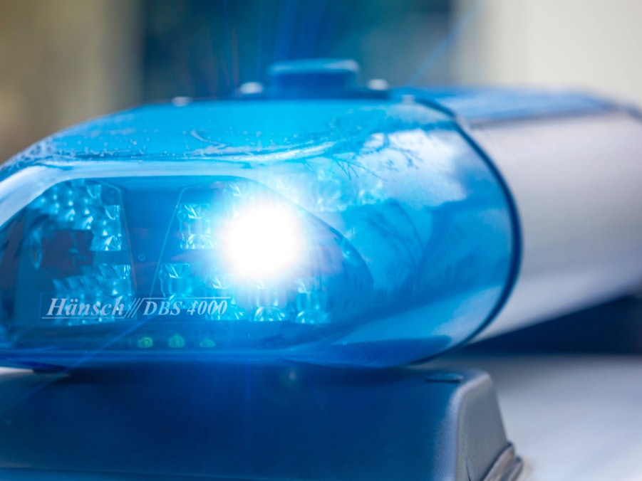 Leuchtendes blaues Blaulicht auf einem Fahrzeug