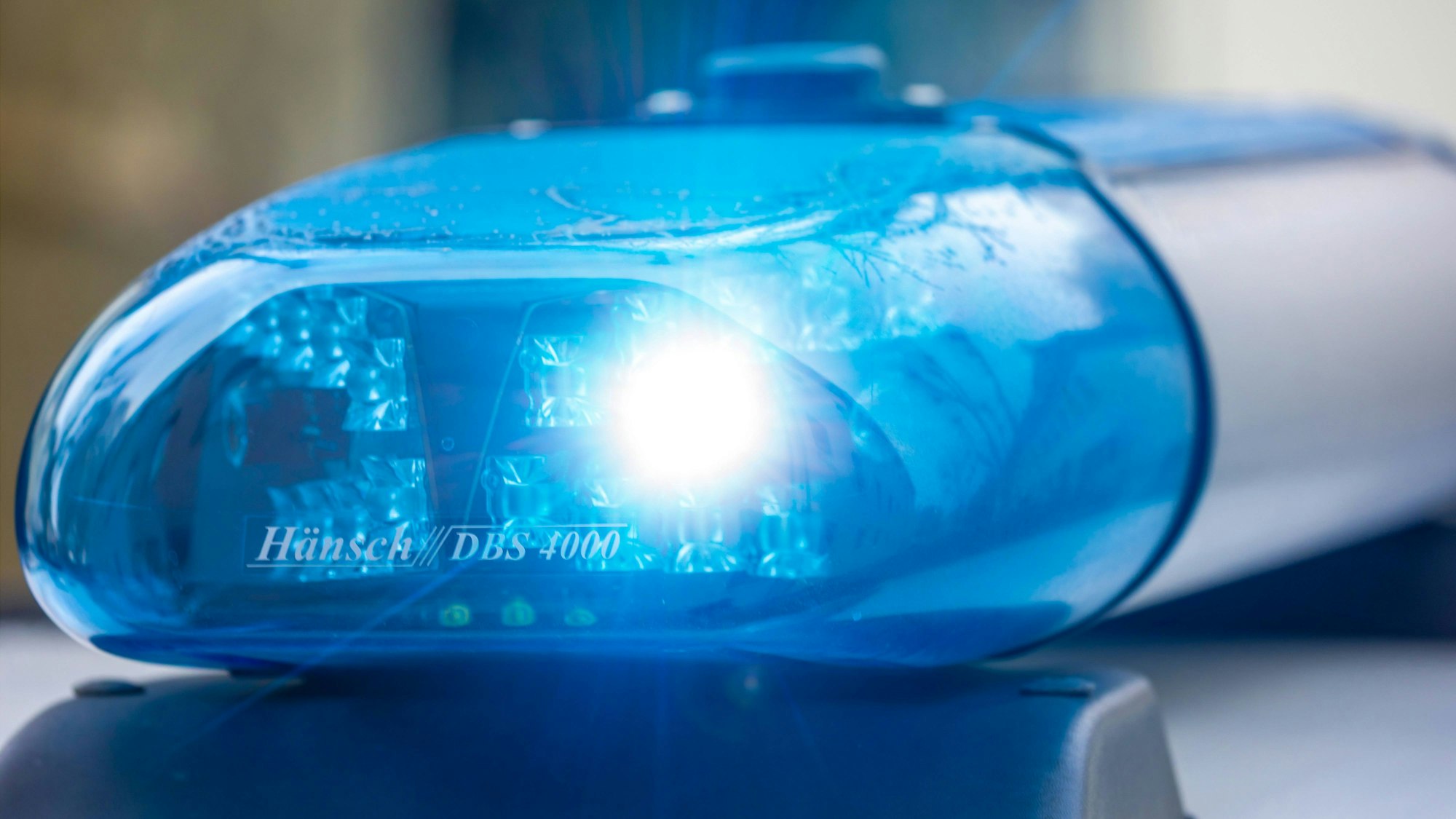 Leuchtendes blaues Blaulicht auf einem Fahrzeug