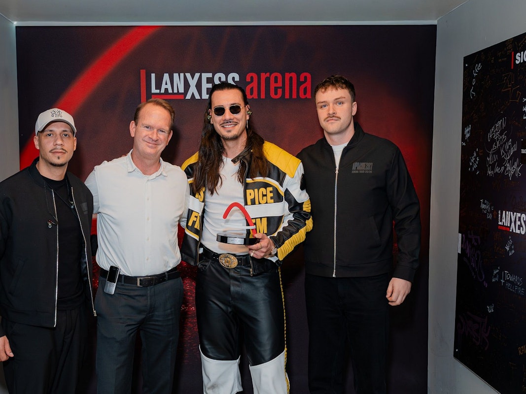 Stefan Löcher von der Lanxess-Arena überreicht Apache 207 einen Sold-out-Award.