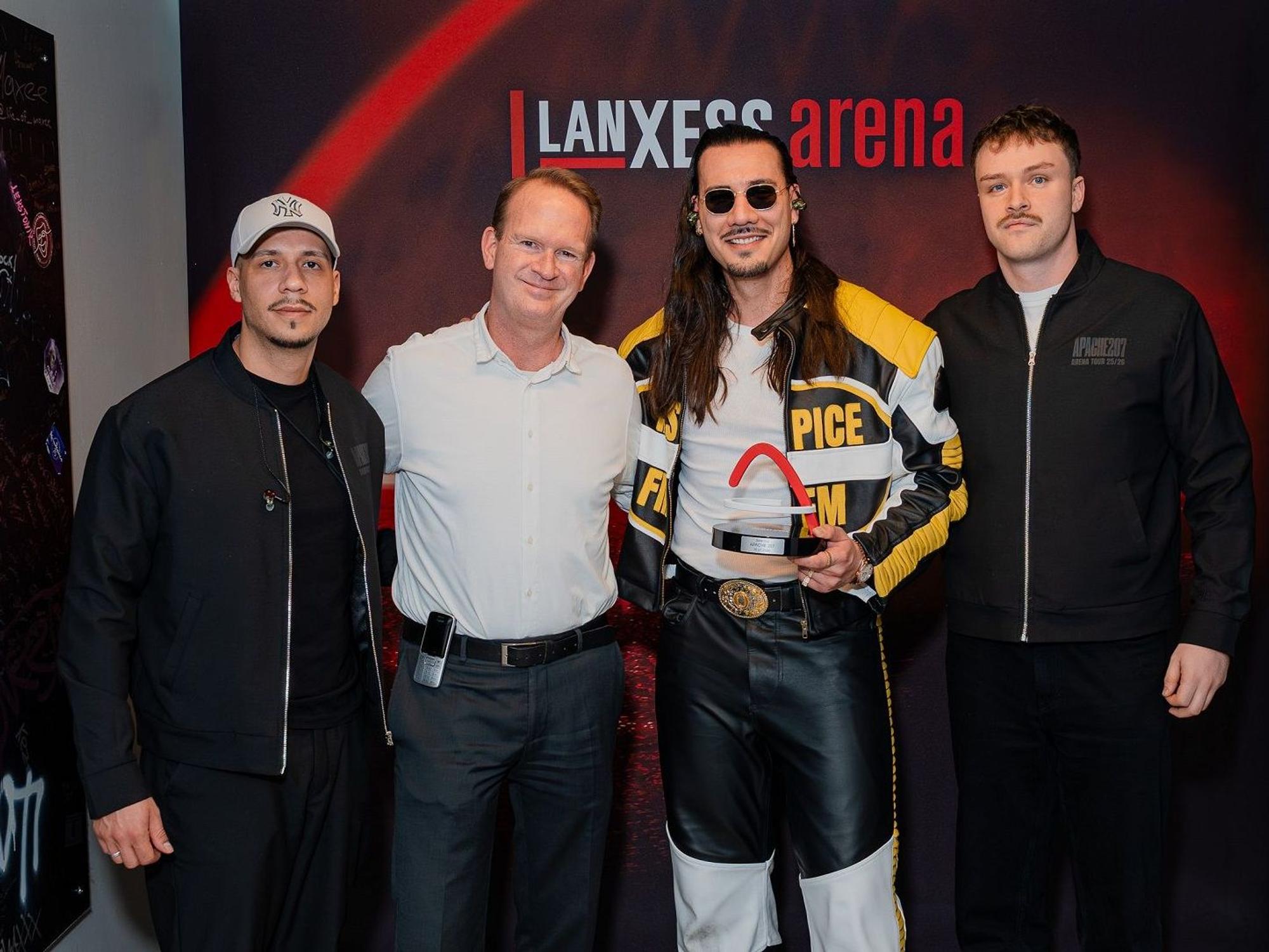 Stefan Löcher von der Lanxess-Arena überreicht Apache 207 einen Sold-out-Award.