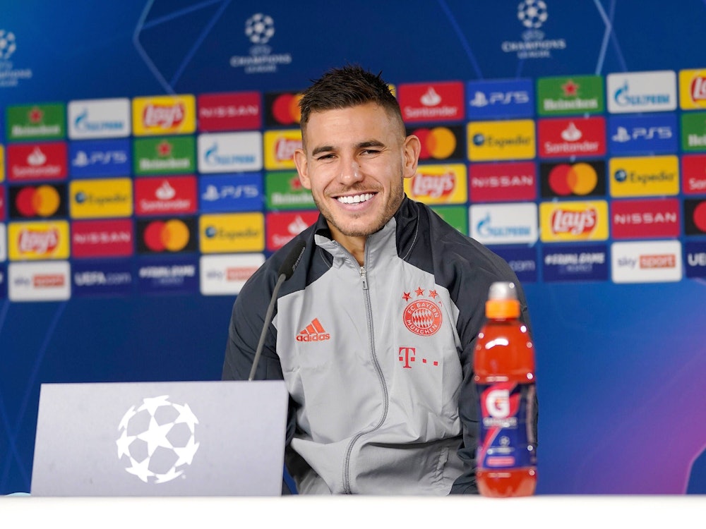 Lucas Hernandez sitzt auf einer Pressekonferenz der Champions League.