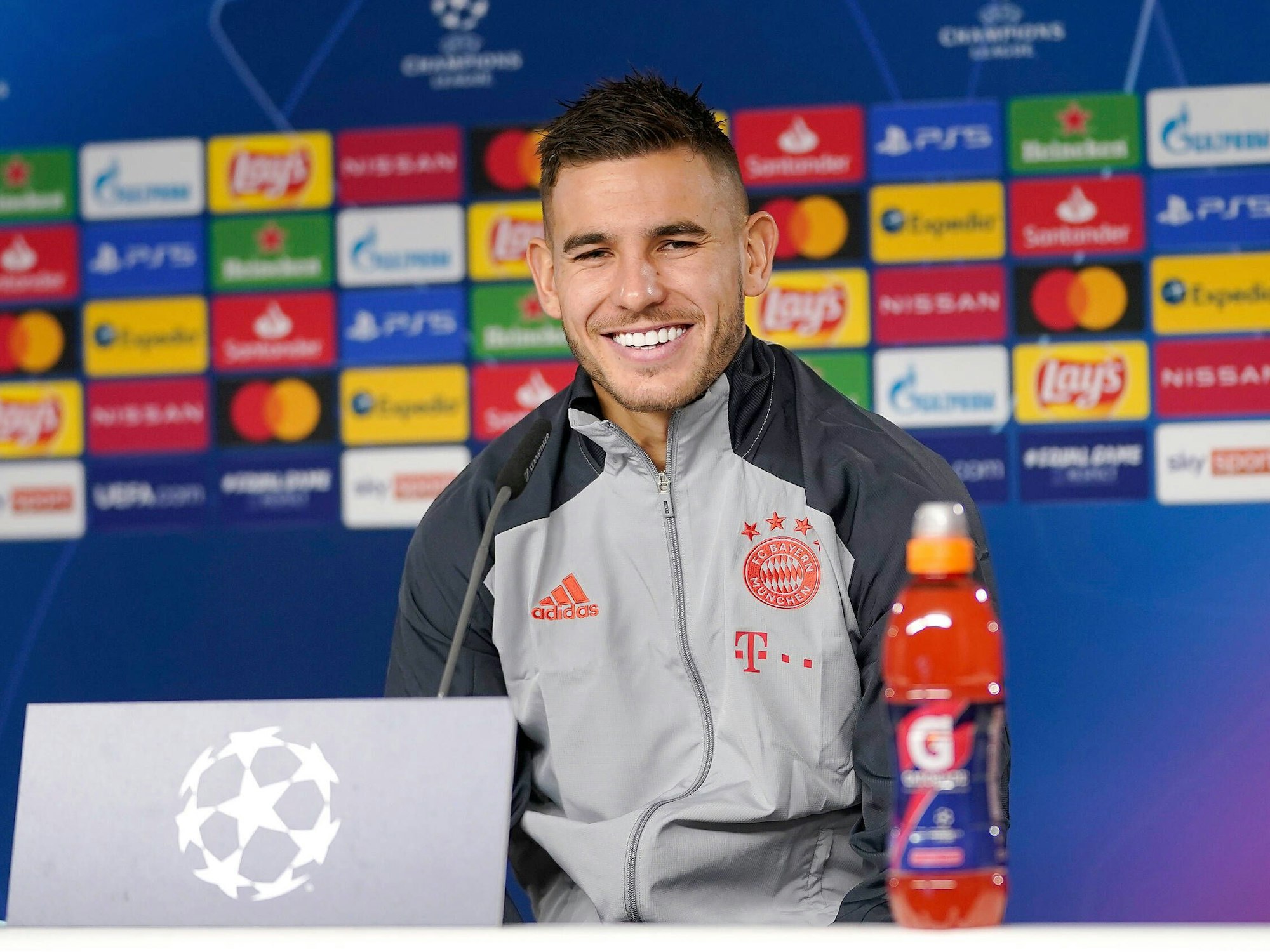 Lucas Hernandez sitzt auf einer Pressekonferenz der Champions League.