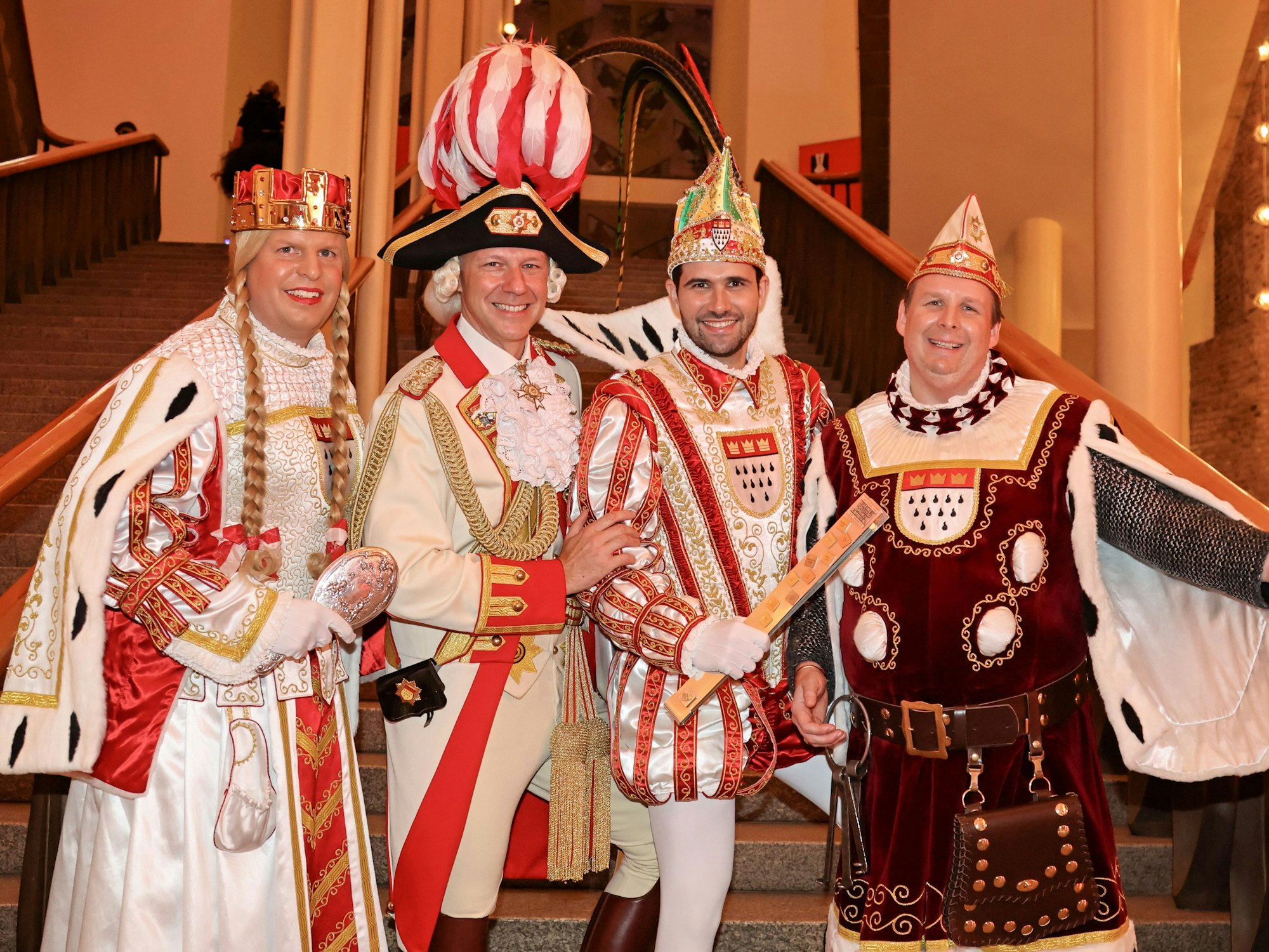Das Kölner Dreigestirn steht mit Marcus Gottschalk im Gürzenich.