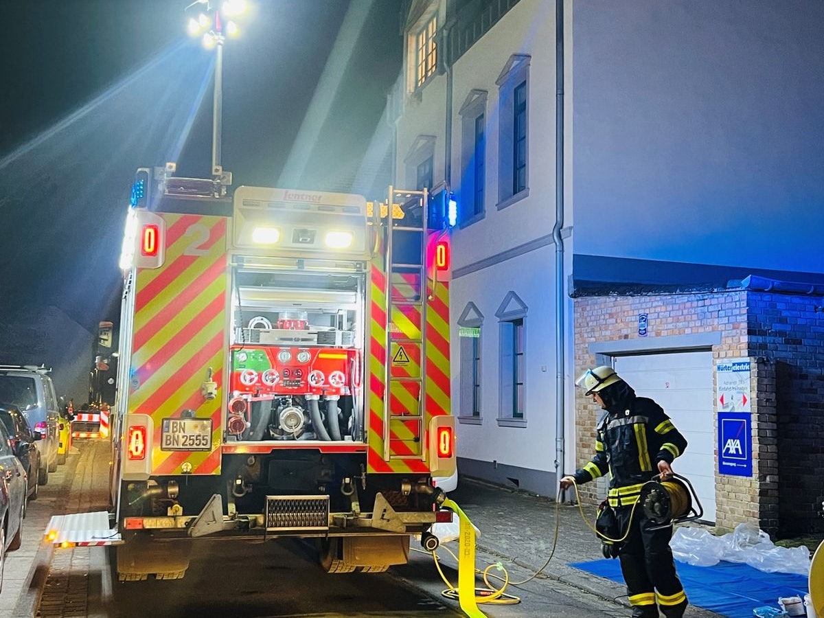 Einsatzfahrzeuge der Feuerwehr stehen in der Adrianstraße in Bonn-Oberkassel.