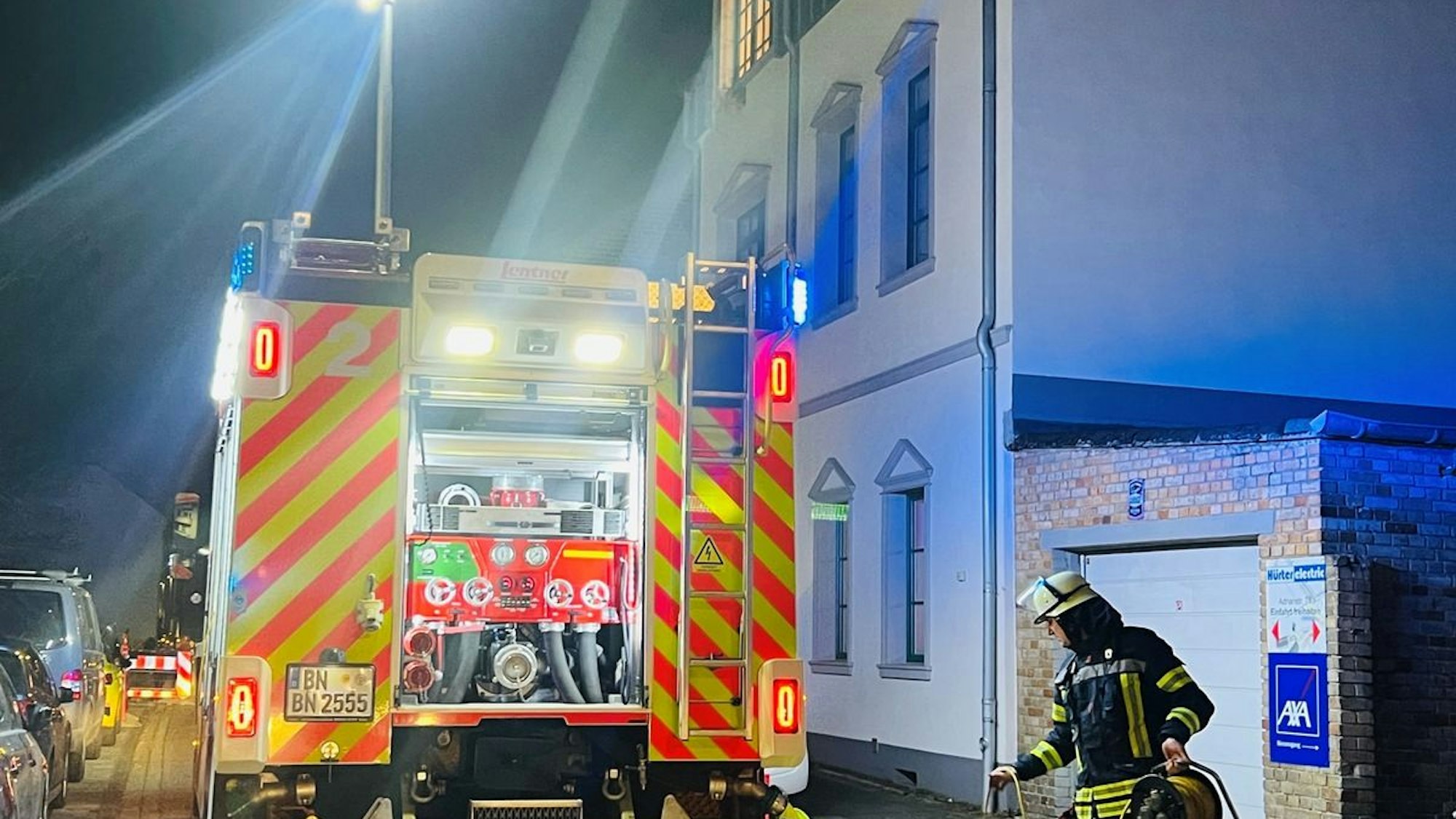 Einsatzfahrzeuge der Feuerwehr stehen in der Adrianstraße in Bonn-Oberkassel.