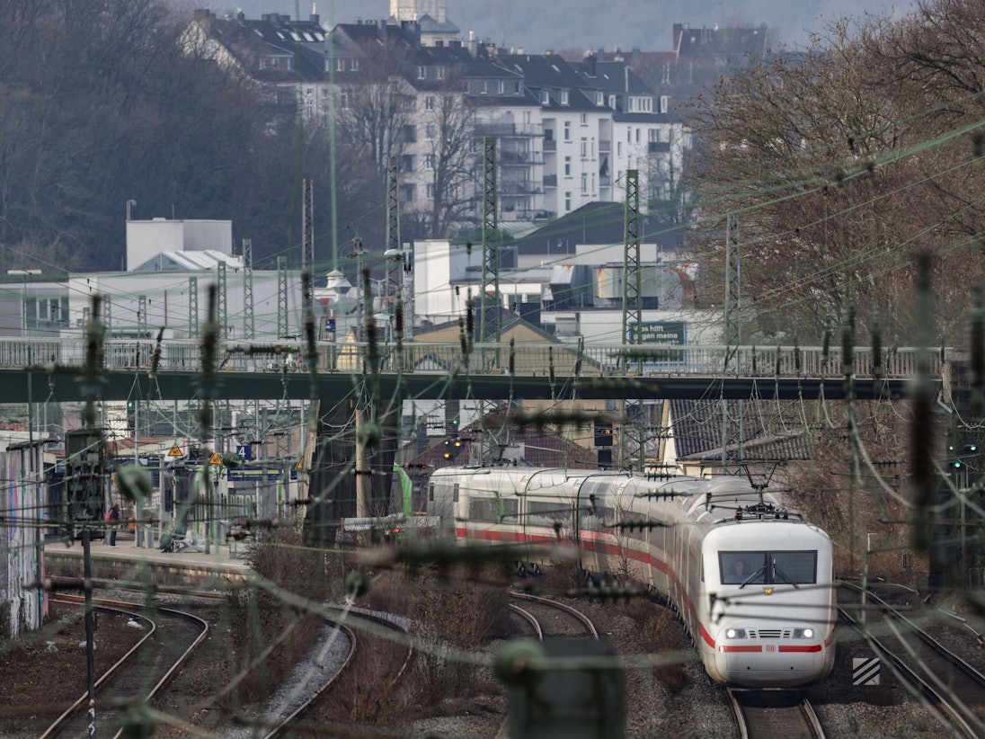 Ein ICE der Deutschen Bahn fährt durch Wuppertal.