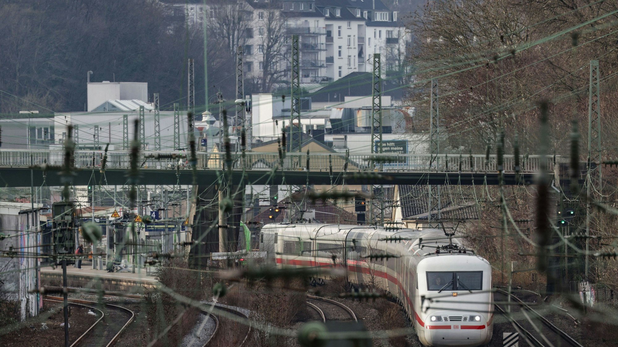 Ein ICE der Deutschen Bahn fährt durch Wuppertal.
