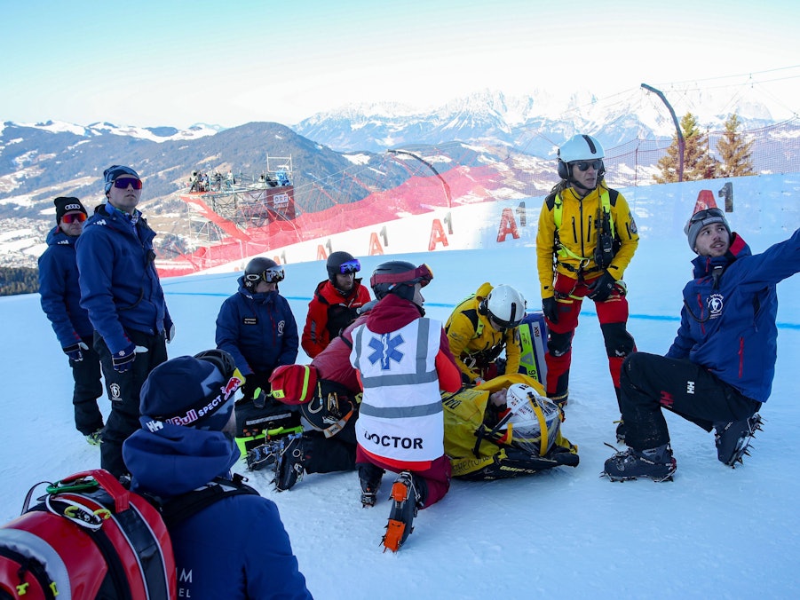 Medizinisches Team kümmert sich um Ken Caillot im Schnee
