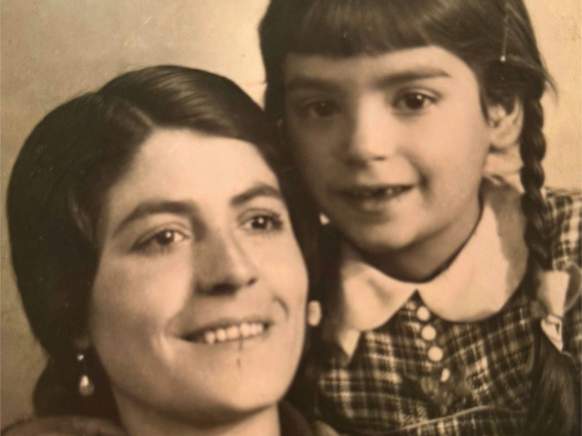 Agnes und ihre Mutter Johanna im Jahr 1941.