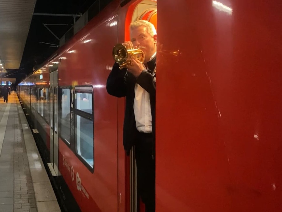 Zugführer Kowalski spielt Trompete.