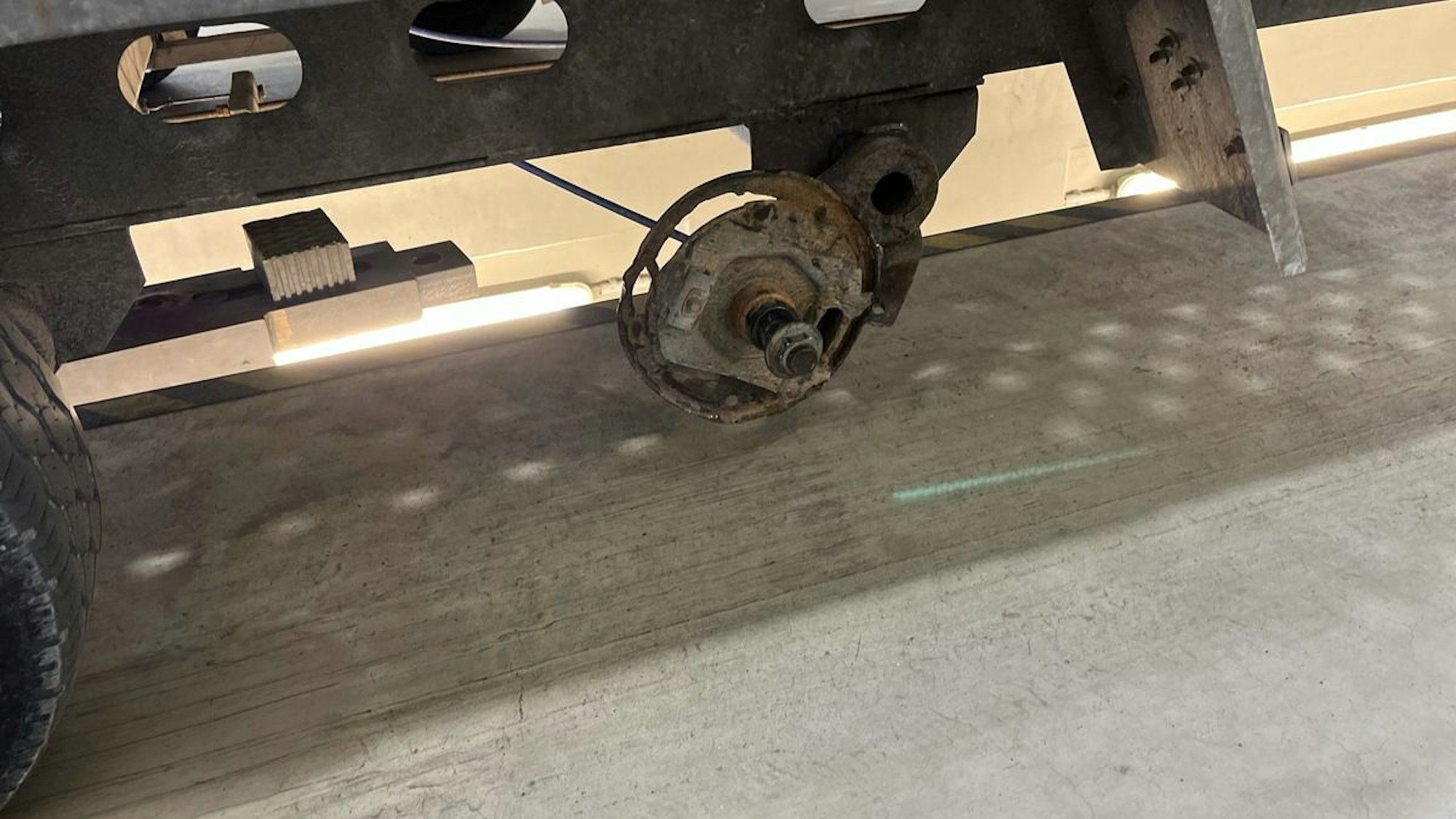 Ein schrottreifer Autotransporter, der von der Polizei stillgelegt wurde.