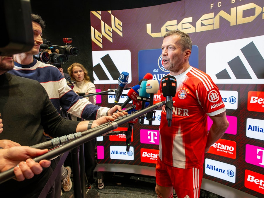 Lothar Matthäus gibt ein Interview vor Mikrofonen