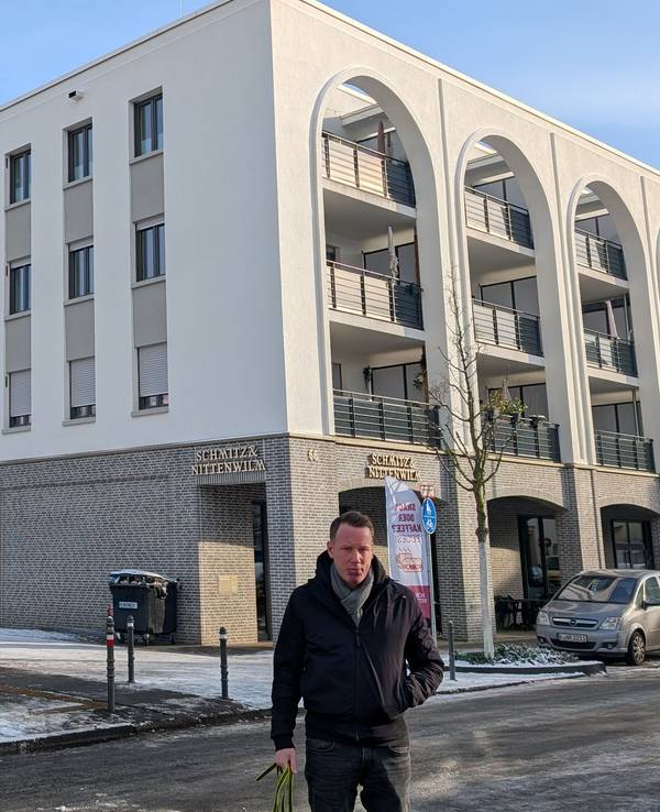 Kevin G. vor dem Wohnblock in Köln-Lindenthal in dem er seine Wohnung hat.