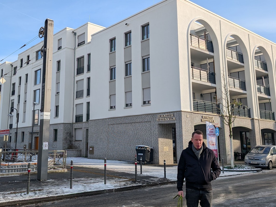 Kevin G. vor dem Wohnblock in Köln-Lindenthal in dem er seine Wohnung hat.