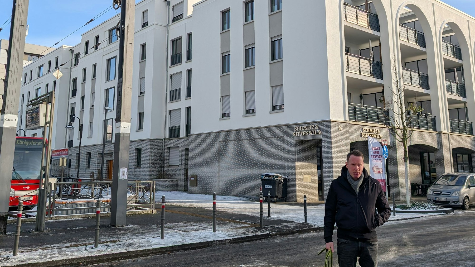 Kevin G. vor dem Wohnblock in Köln-Lindenthal in dem er seine Wohnung hat.