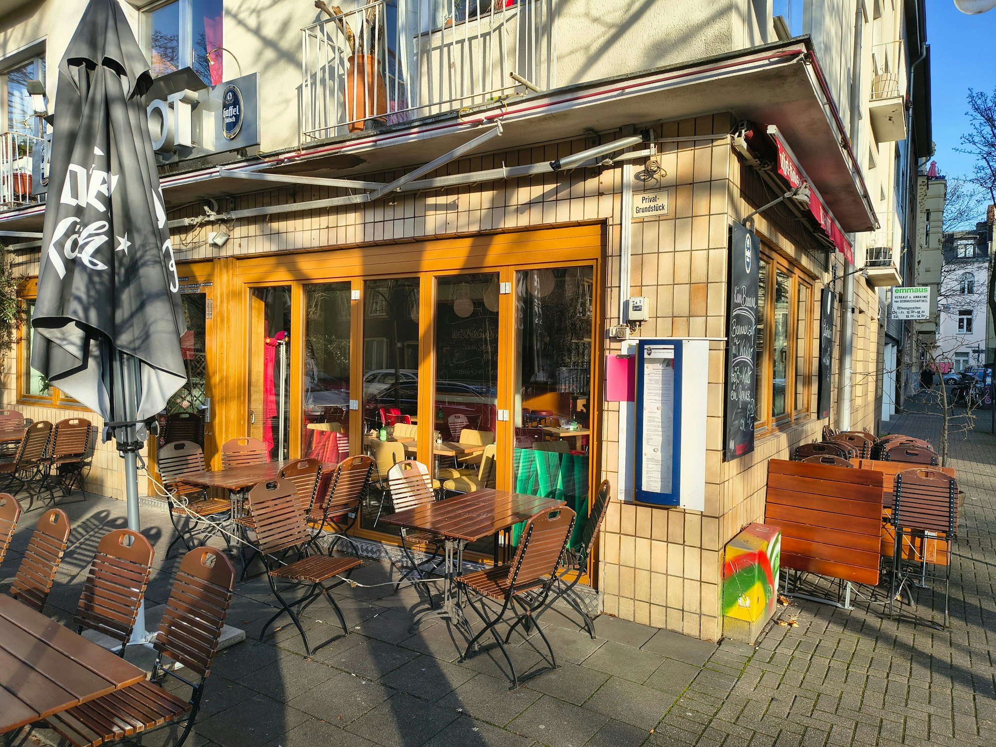 Vor einem Restaurant stehen Stühle und Tische