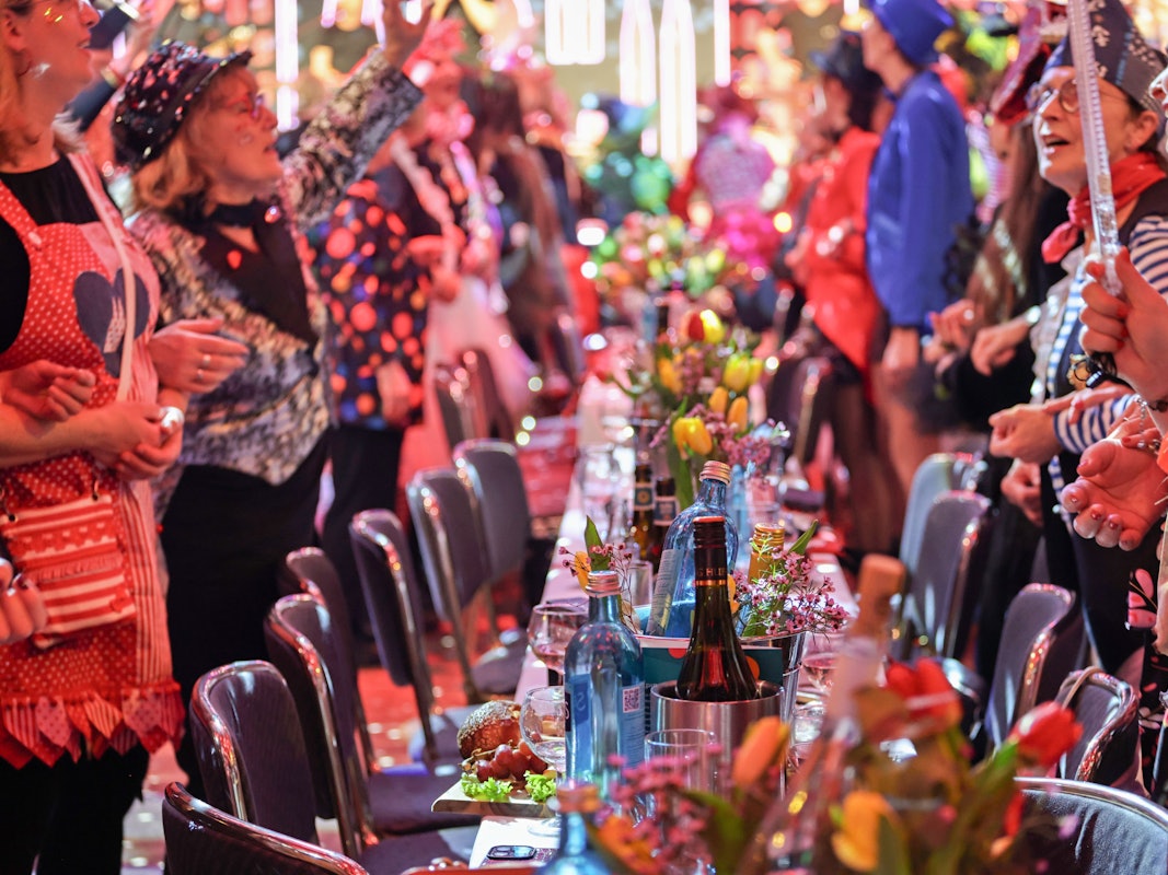 Blick auf die Tische bei einer Karnevalsveranstaltung in Köln.