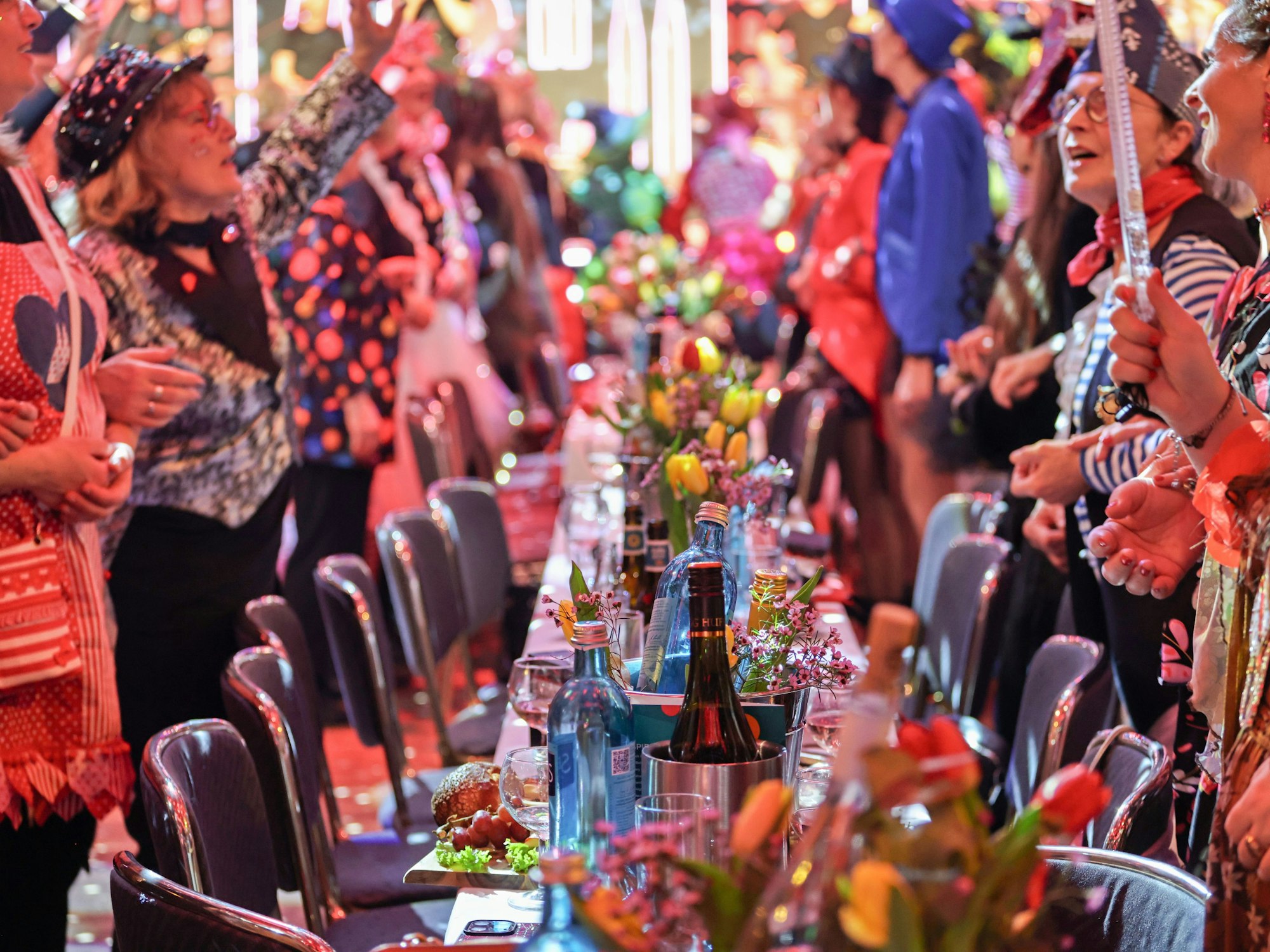 Blick auf die Tische bei einer Karnevalsveranstaltung in Köln.