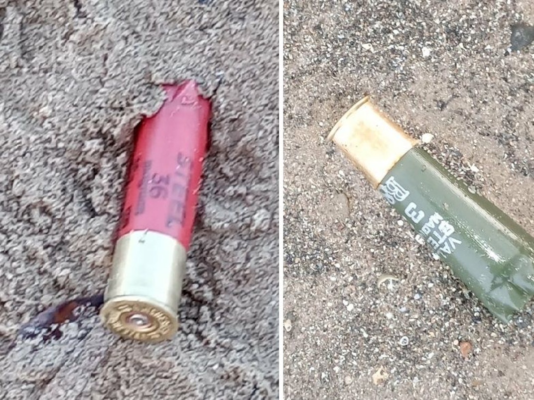 Schrotkapseln liegen auf dem Boden am Rhein in Köln-Niehl