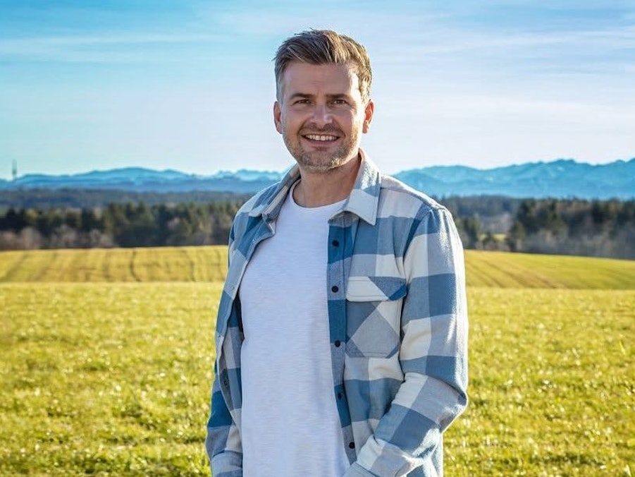 Andreas Görlitz posiert vor Naturkulisse.