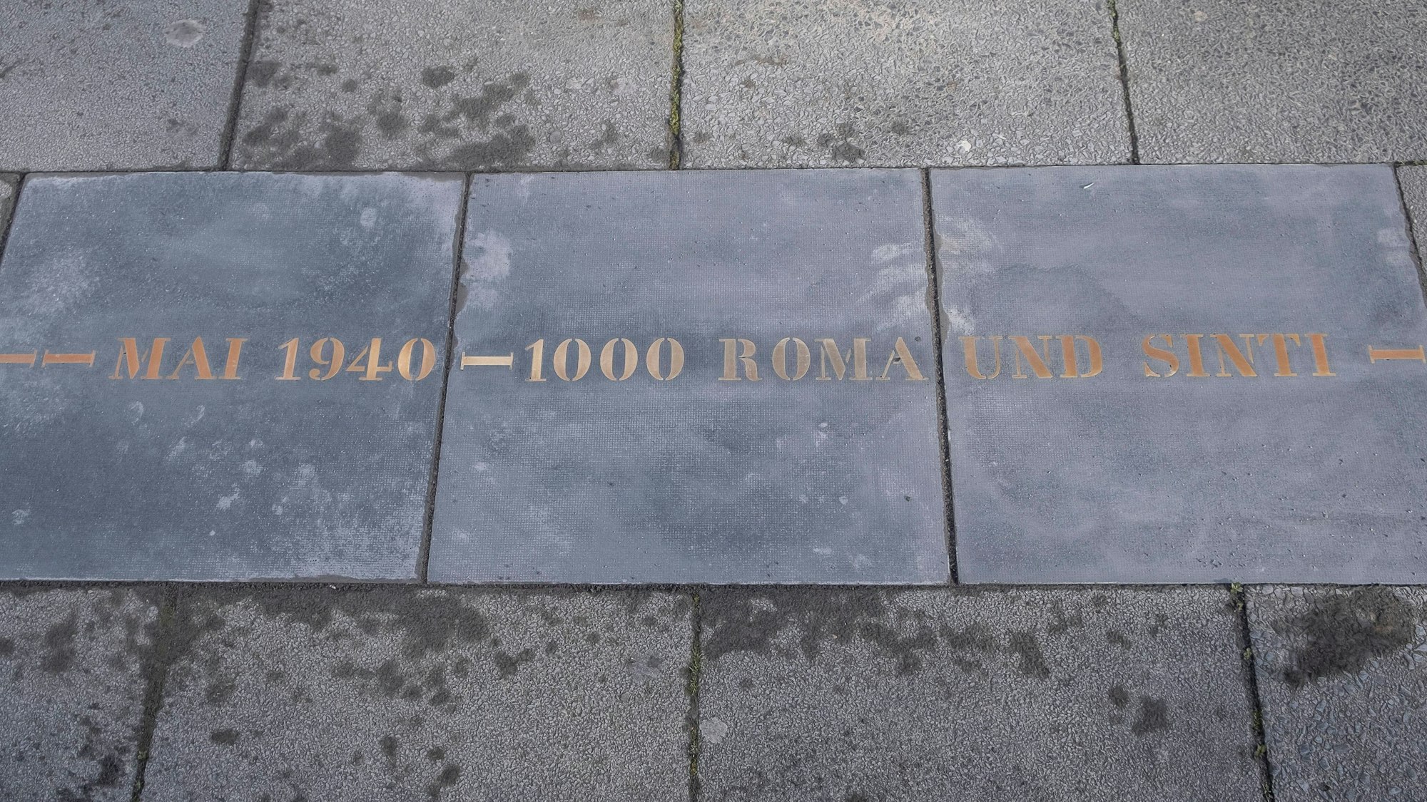 Eine Messingplatte des Künstlers Gunter Demnig erinnert in der Kölner Bobstraße an die rund 1000 Roma und Sinti, die im Mai 1940 von Köln aus Richtung Polen deportiert wurden. Eine Messingplatte des Künstlers Gunter Demnig erinnert in der Kölner Bobstraße an die rund 1000 Roma und Sinti, die im Mai 1940 von Köln aus deportiert wurden.