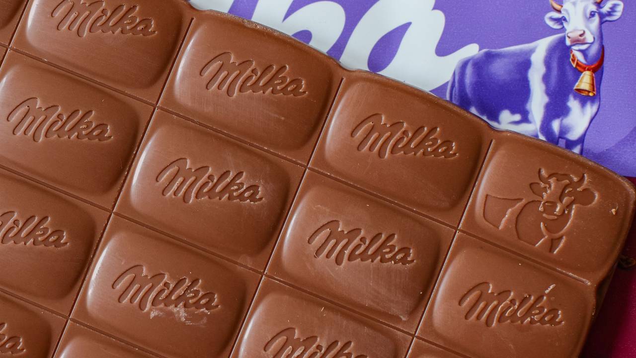 Eine Tafel Alpenmilch-Schokolade von Milka liegt auf einem Tisch.