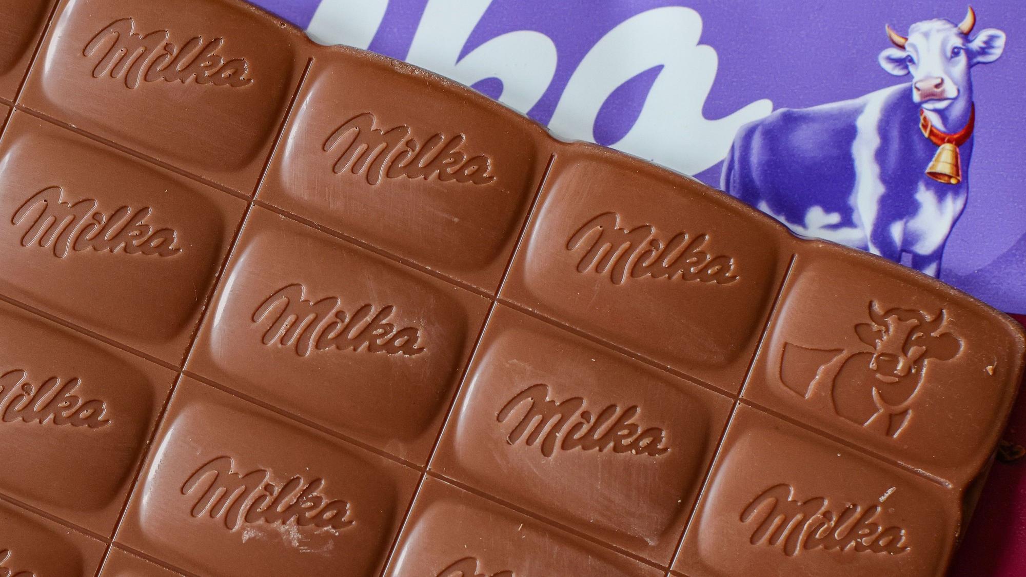Eine Tafel Alpenmilch-Schokolade von Milka liegt auf einem Tisch.