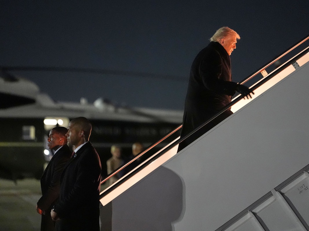US-Präsident Donald Trump besteigt die Air Force One.
