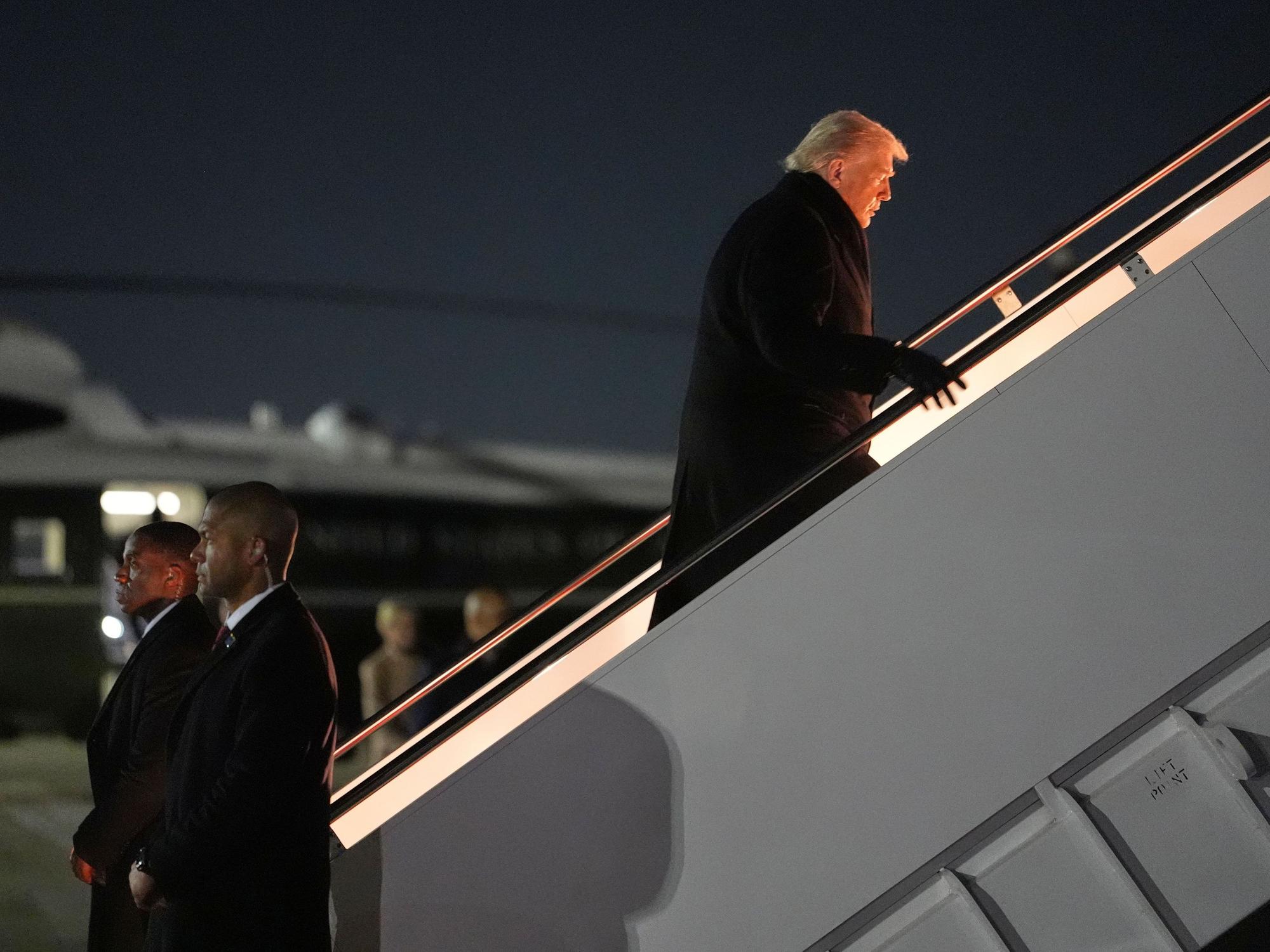 US-Präsident Donald Trump besteigt die Air Force One.