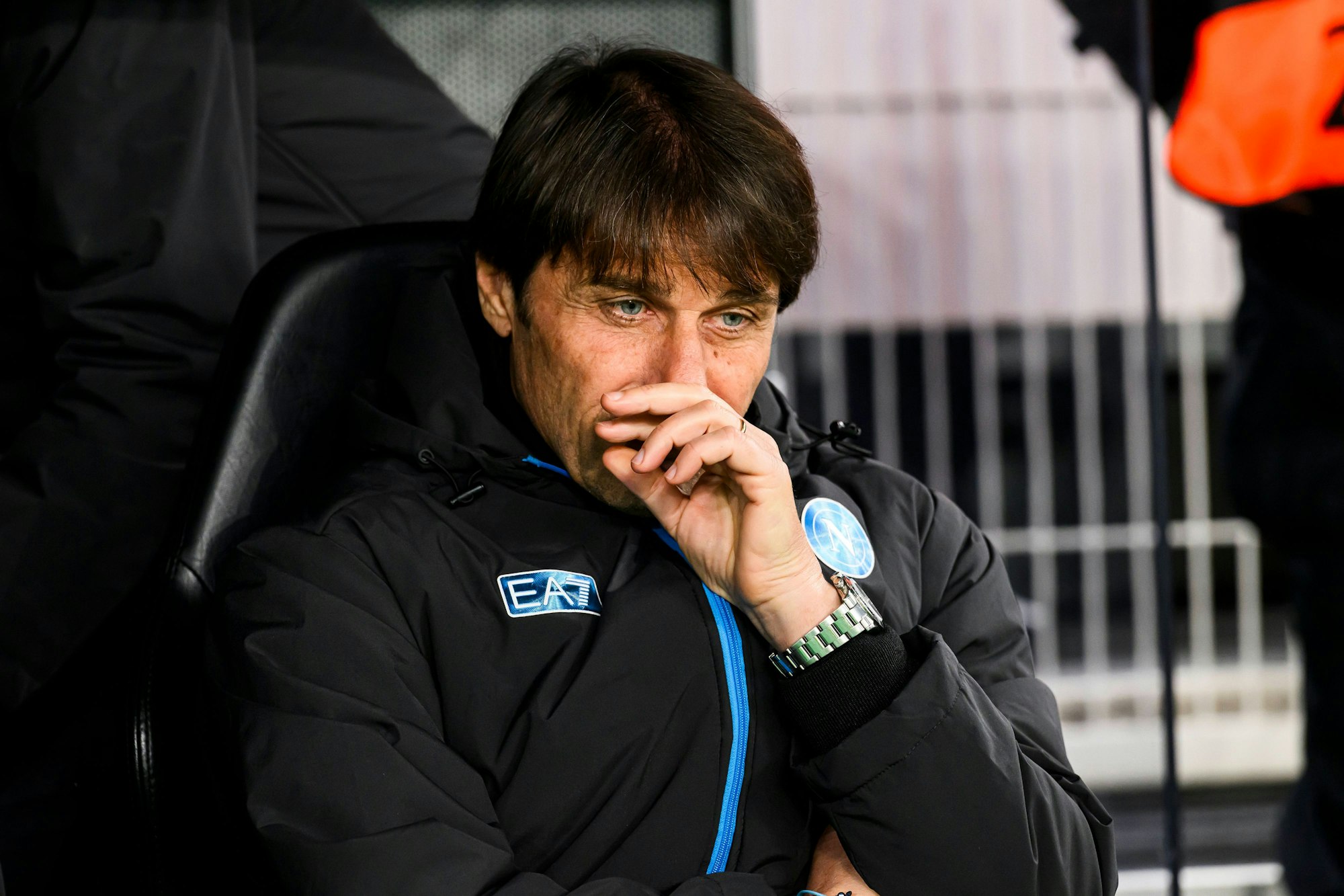 Antonio Conte hält sich die Hand vors Gesicht.