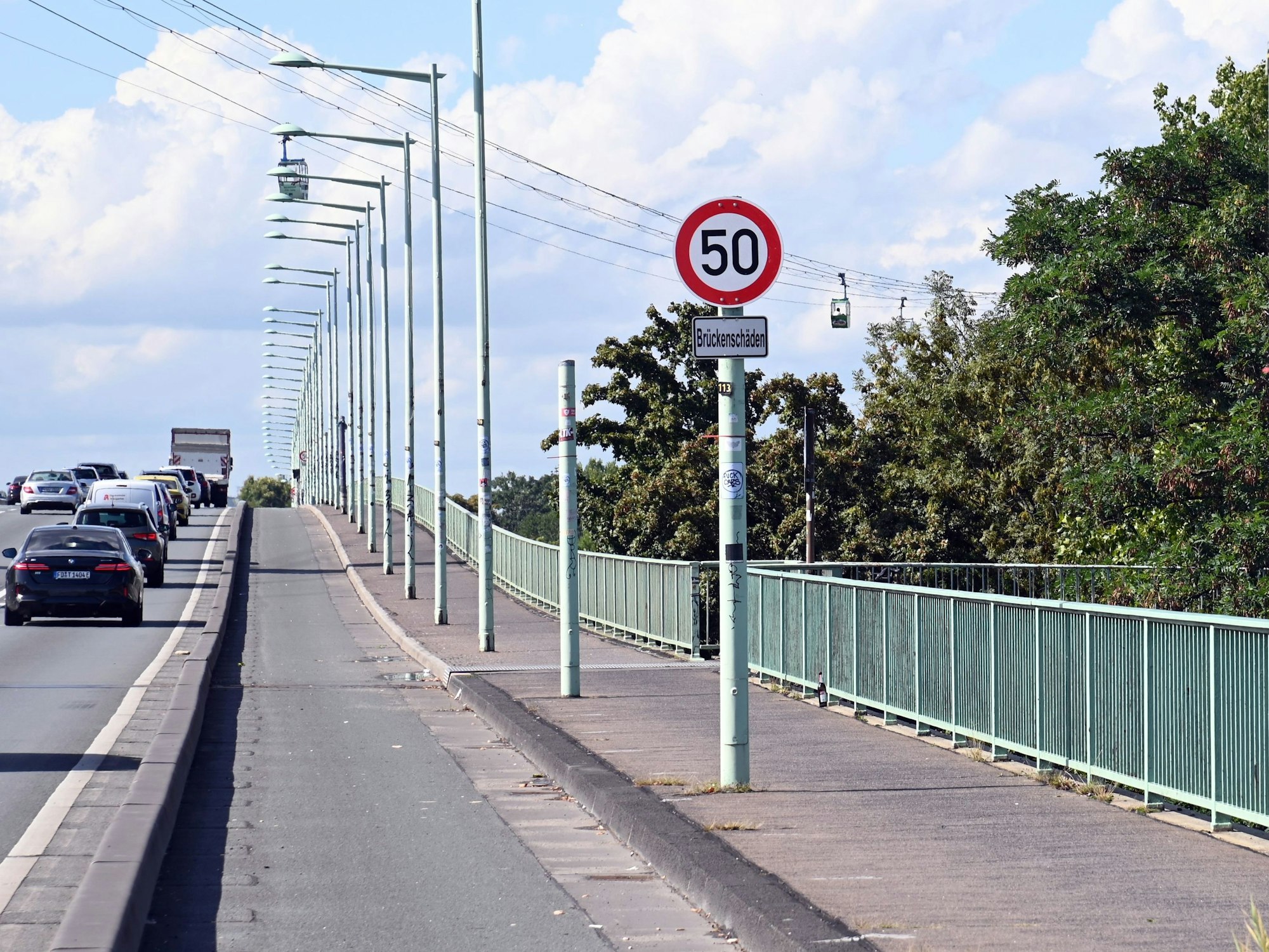 Auf der Kölner Zoobrücke gilt Tempo 50, neue Blitzgeräte sollen kommen.