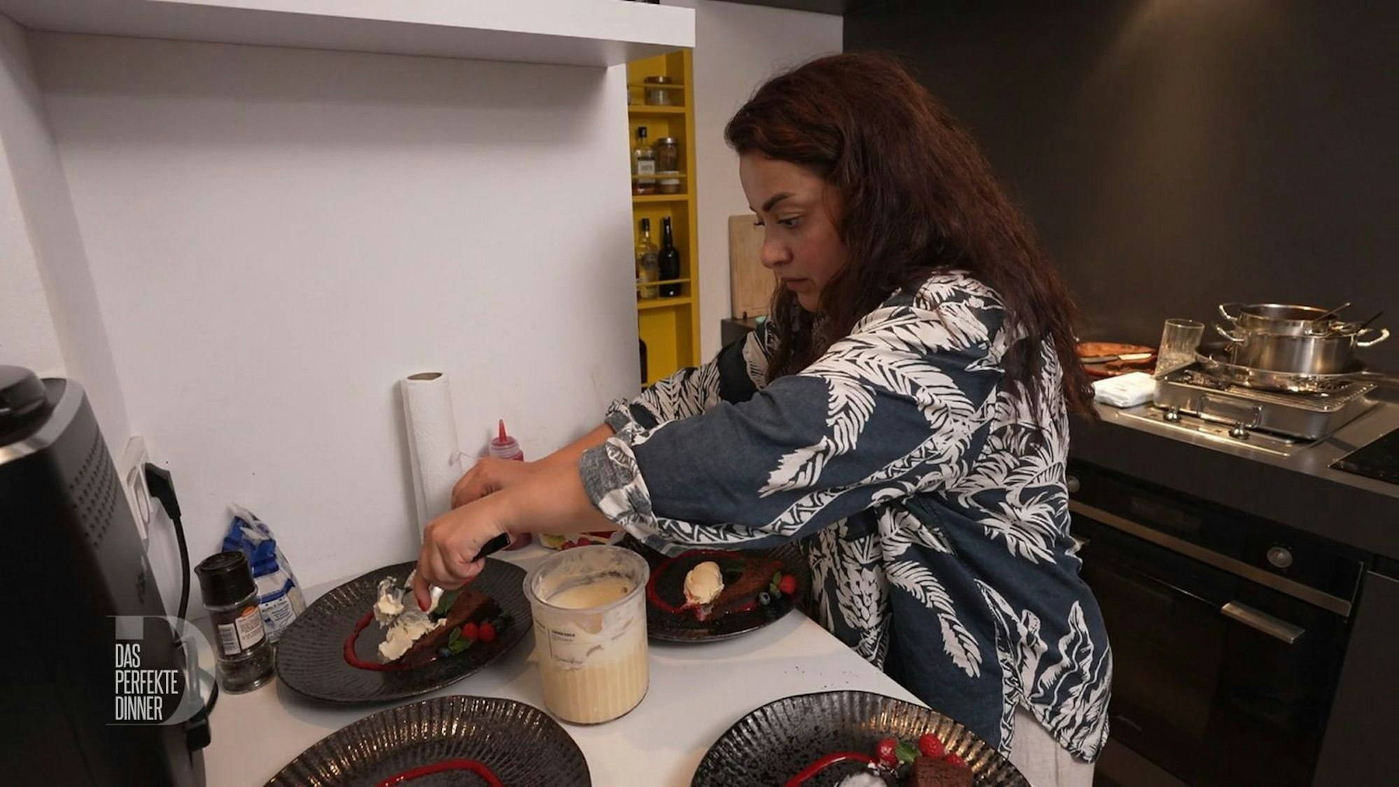 Beim Dessert verabschiedet sich Turina vom Perfektionismus. Hauptsache, es ist etwas auf dem Teller.
(Bild: RTL)