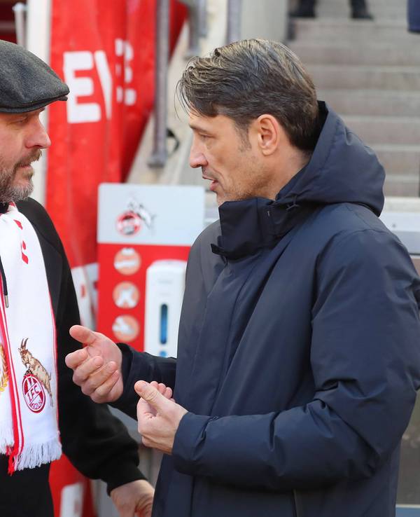 Steffen Baumgartträgt einen FC-Schalk und spricht mit Niko Kovac.