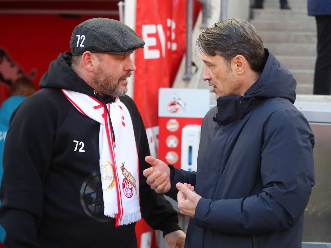 Steffen Baumgartträgt einen FC-Schalk und spricht mit Niko Kovac.
