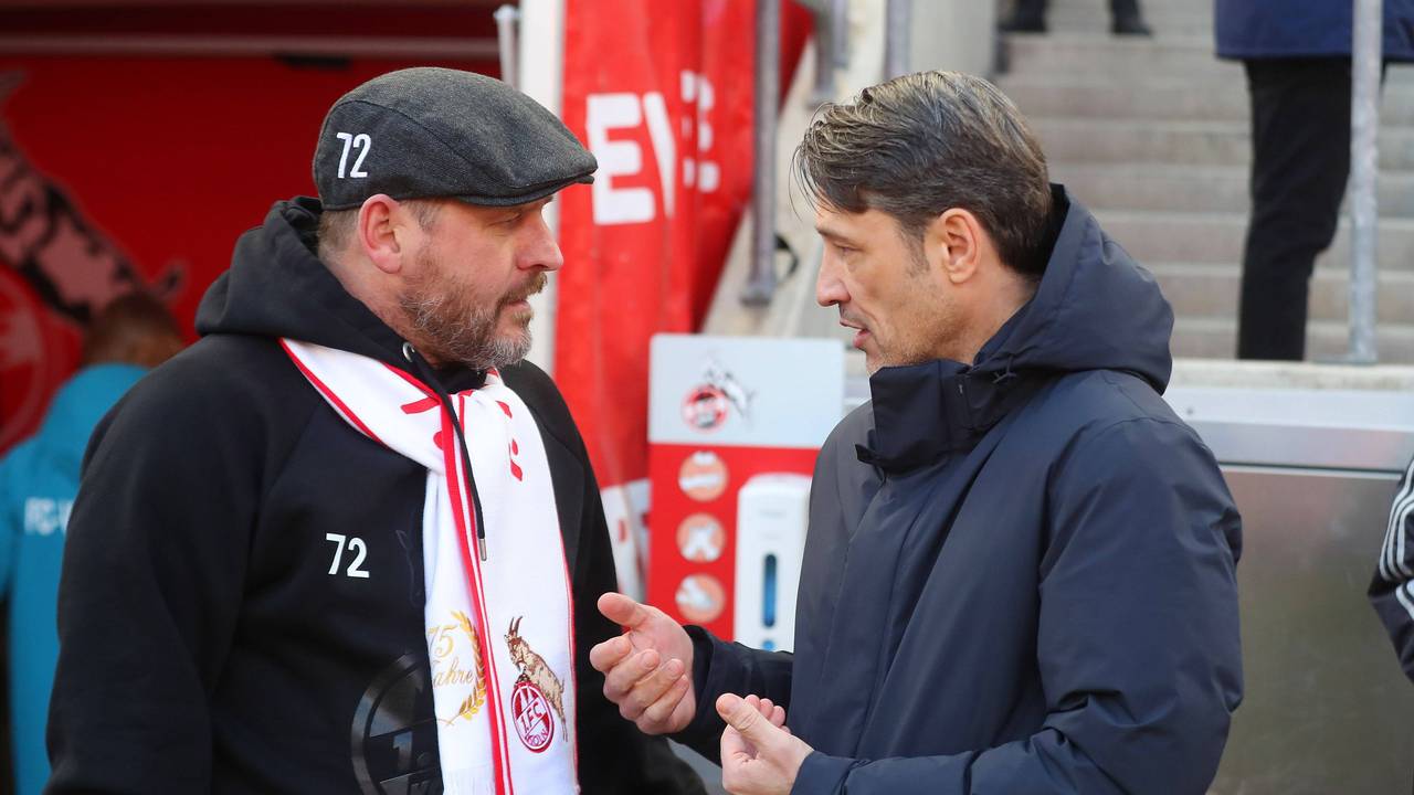 Steffen Baumgartträgt einen FC-Schalk und spricht mit Niko Kovac.