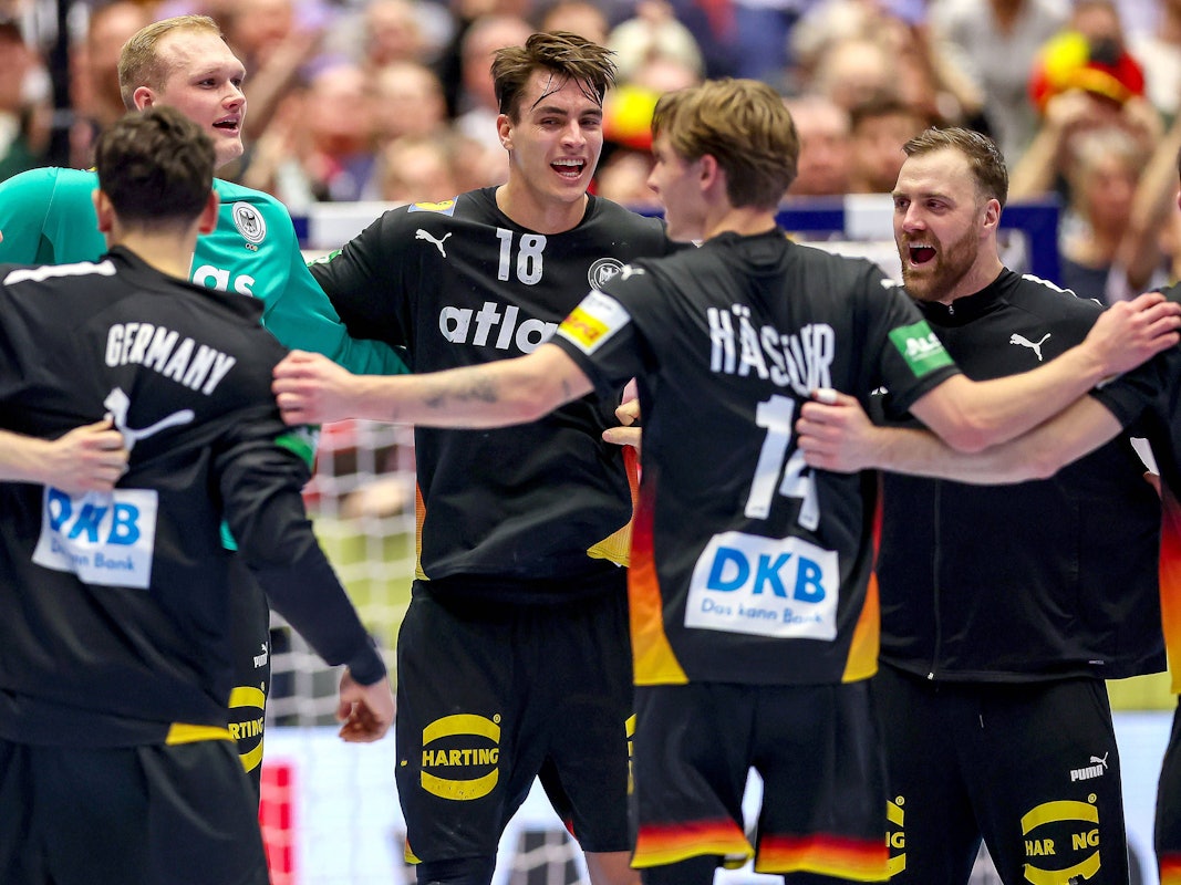 Die deutschen Handballer um Julian Köster freuen sich über den Sieg gegen Spanien.