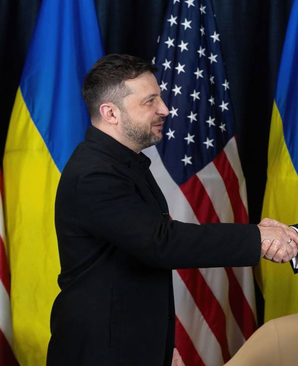 US-Präsident Donald Trump (r) schüttelt dem ukrainischen Präsidenten Wolodymyr Selenskyj vor Beginn eines bilateralen Treffens am Rande des jährlichen Weltwirtschaftsforums (WEF), die Hand.