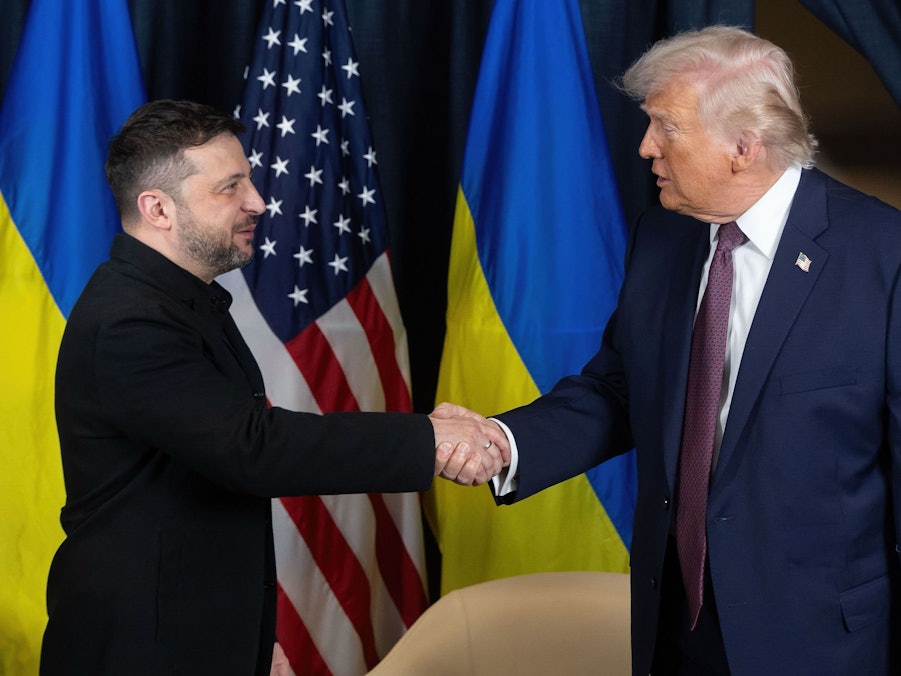 US-Präsident Donald Trump (r) schüttelt dem ukrainischen Präsidenten Wolodymyr Selenskyj vor Beginn eines bilateralen Treffens am Rande des jährlichen Weltwirtschaftsforums (WEF), die Hand.