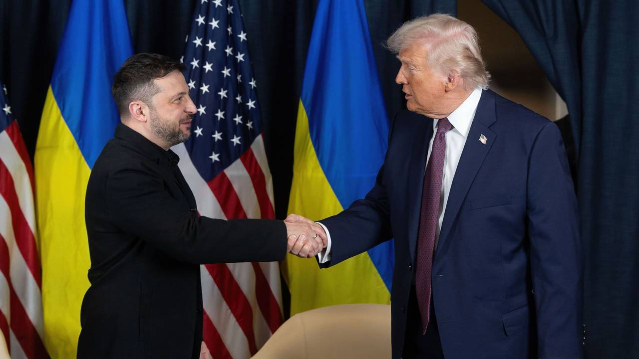 US-Präsident Donald Trump (r) schüttelt dem ukrainischen Präsidenten Wolodymyr Selenskyj vor Beginn eines bilateralen Treffens am Rande des jährlichen Weltwirtschaftsforums (WEF), die Hand.