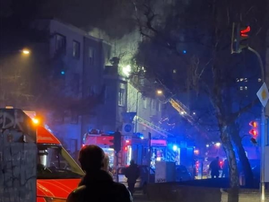 Bei einem Feuer in Köln-Lindenthal wurden zwei Personen schwer verletzt.