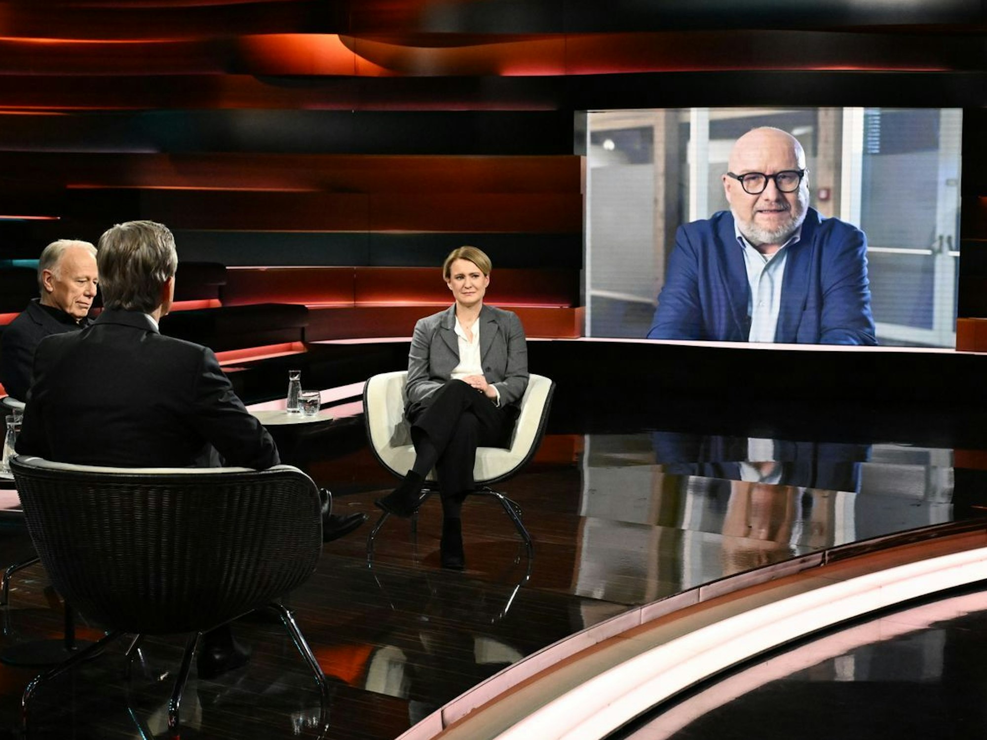 ZDF-Korrespondent Ulf Röller (rechts) berichtete aus Davos von der Rede des US-Präsidenten. Trump habe sich dort als jemand inszeniert, „der permanent von sich selbst berauscht ist“. (Bild: ZDF / Cornelia Lehmann)