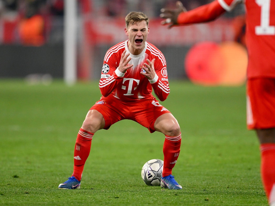 Joshua Kimmich geht in die Knie und reagiert emotional.