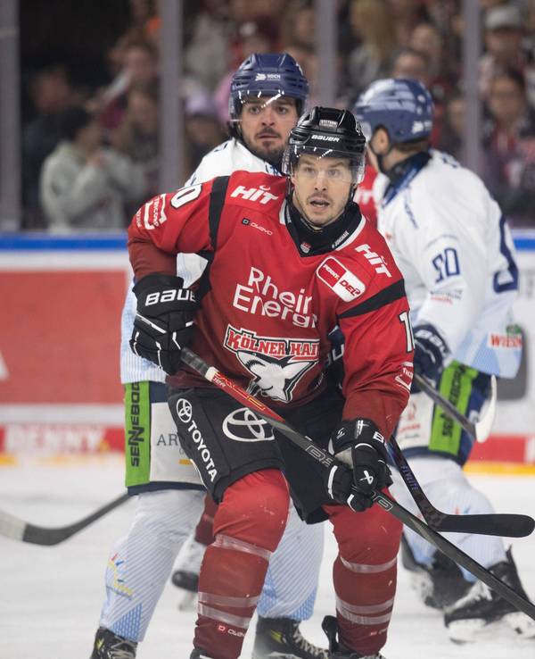 Tanner Kero im roten Trikot der Kölner Haie auf dem Eis.