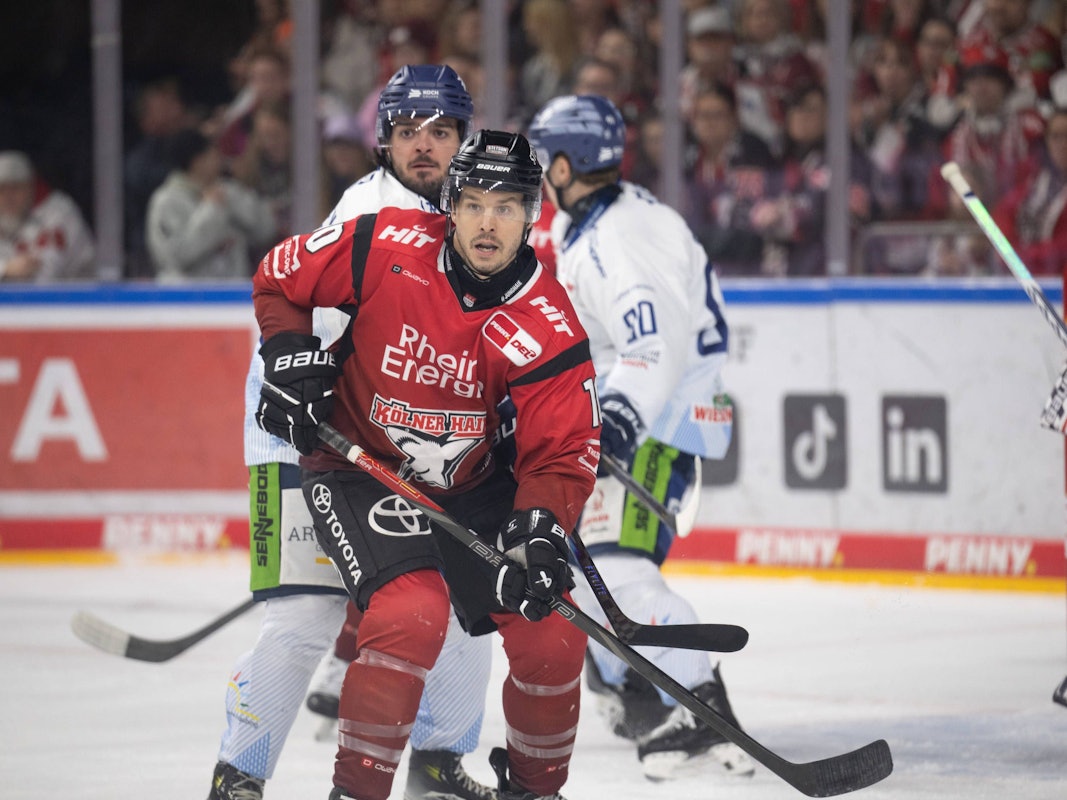 Tanner Kero im roten Trikot der Kölner Haie auf dem Eis.