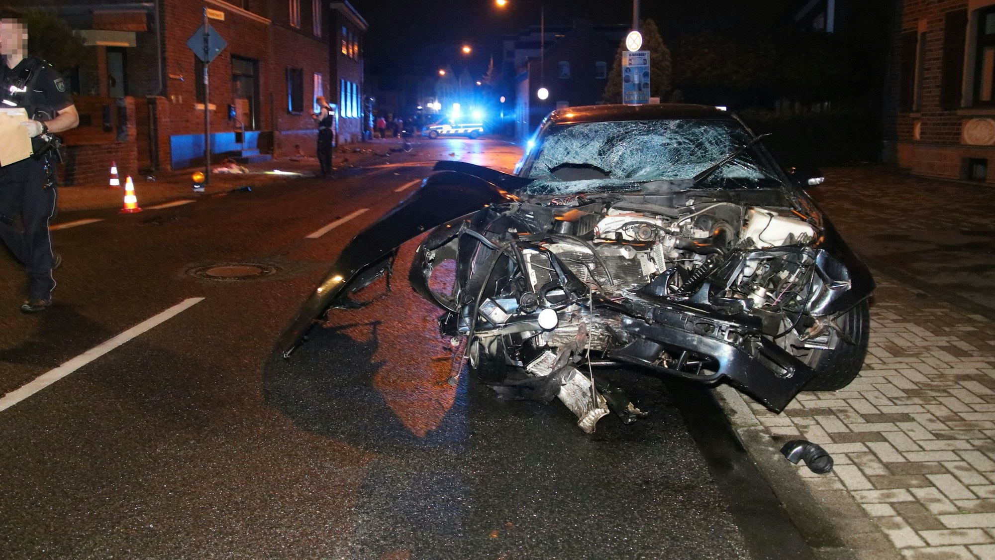 Der zerstörte Mercedes nach dem Unfall in Köln.