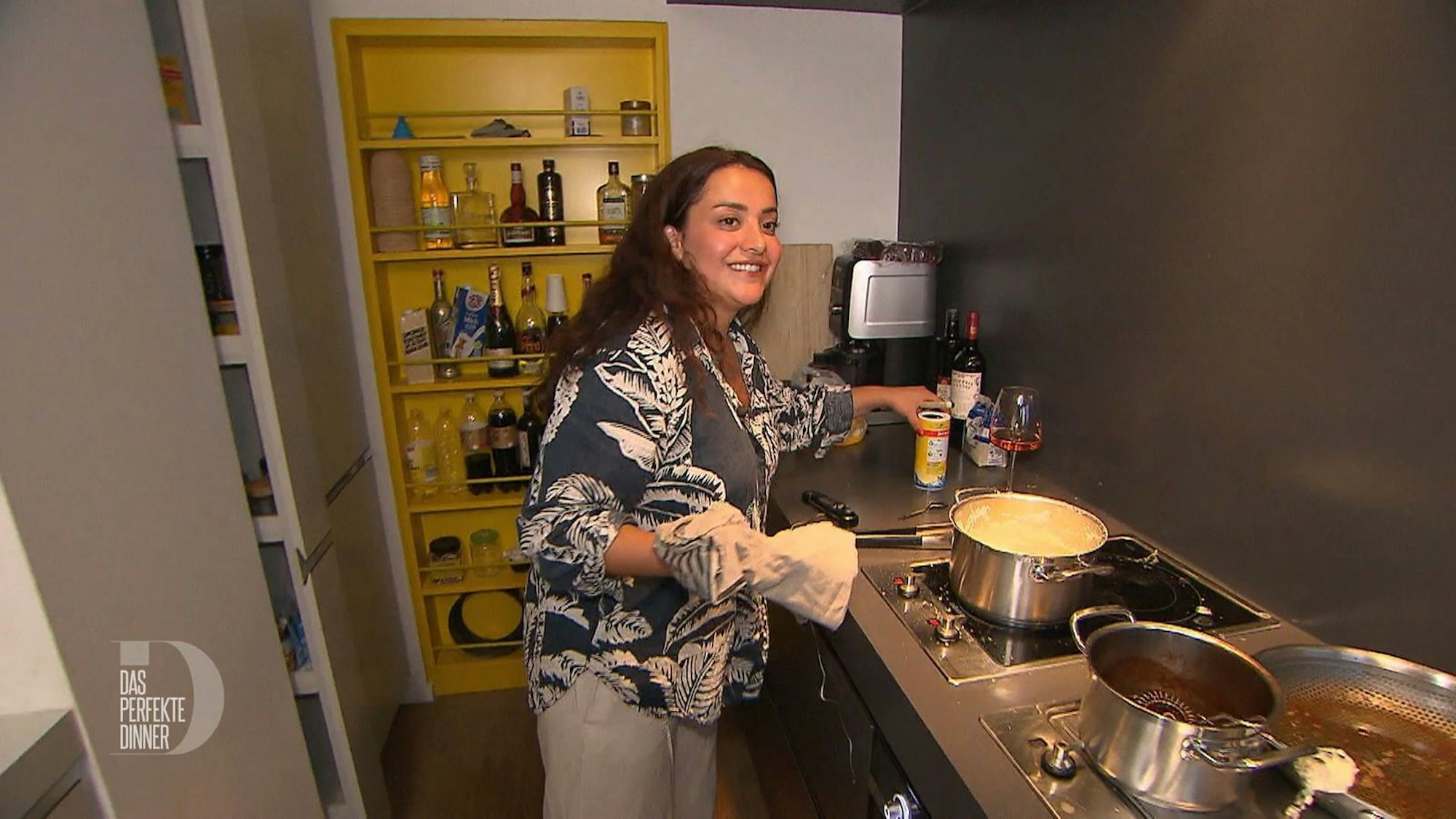 Trotz Hektik behält Turina bei der Hauptspeise den Überblick über ihre Pfannen und Töpfe.
(Bild: RTL)