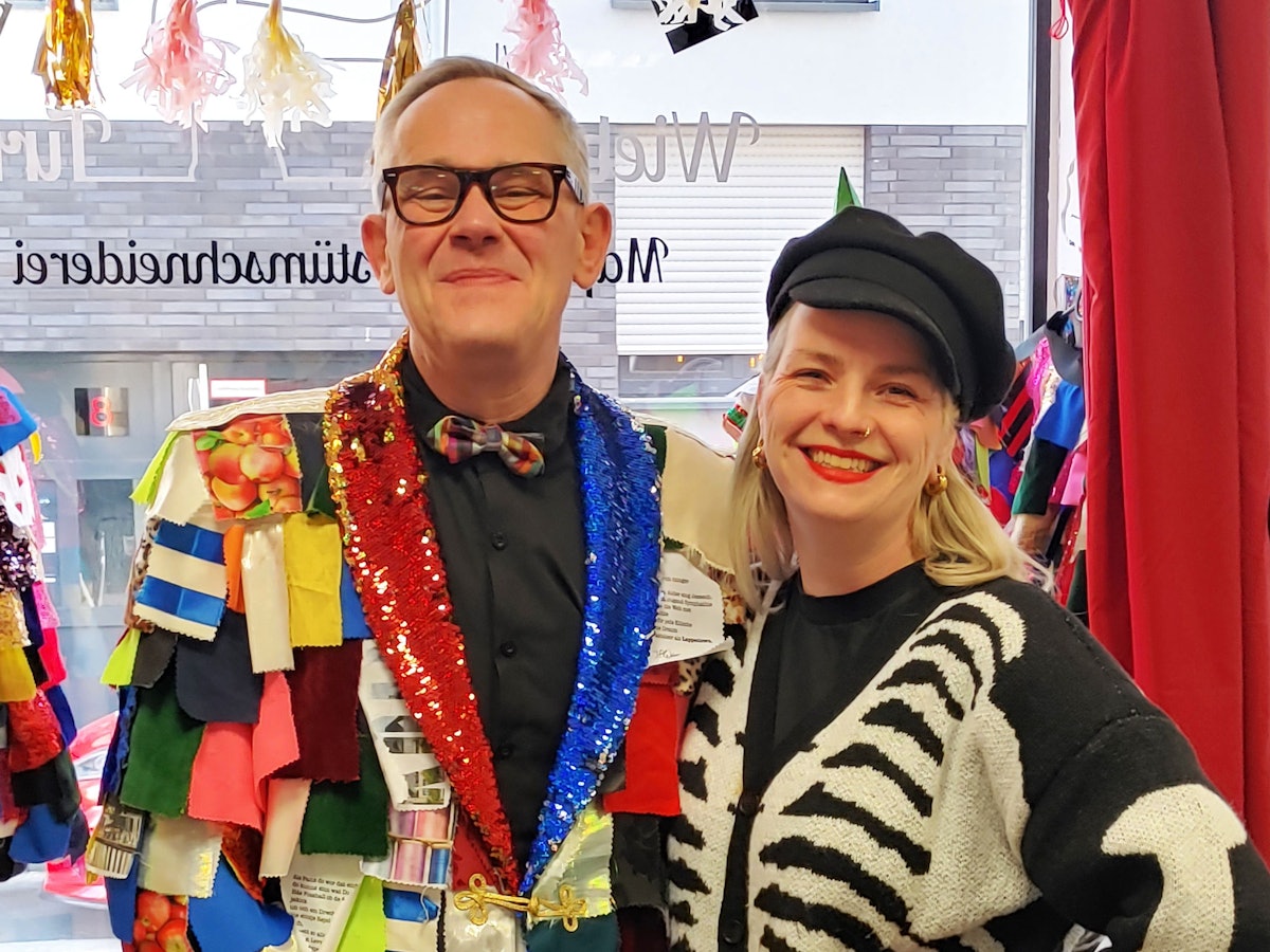 JP Weber und Wiebke Tirrel zeigen ein Kostüm.